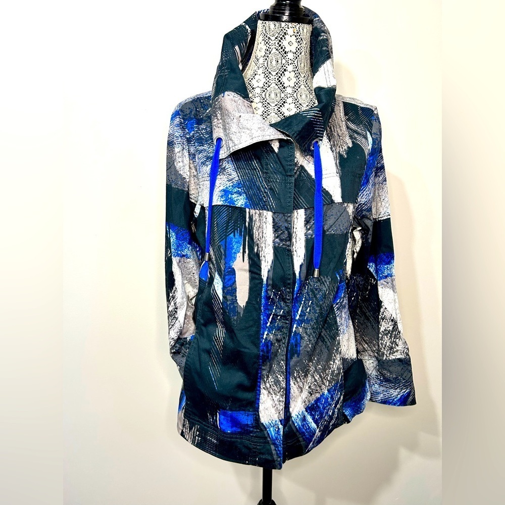 Jockey Jack in an Abstract black and blue print with oversized collar